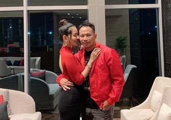 Belum Sebulan Menduda, Vicky Prasetyo Pamer Gandeng Perempuan Cantik