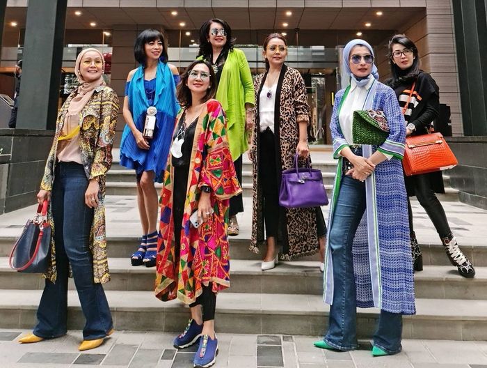 Mayangsari dan teman-temannya