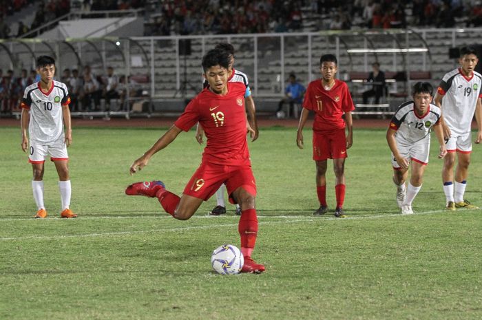 Eksekusi penalti Ahmad Athallah Araihan membawa timnas U-16 Indonesia unggul 1-0 atas Brunei Darussalam pada matchday ketiga Kualifikasi Piala Asia U-16 2020 di Stadion Madya, Jakarta, Jumat (20/9/2019).