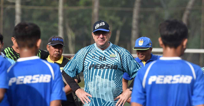 Pelatih Persib Bandung, Robert Rene Alberts.