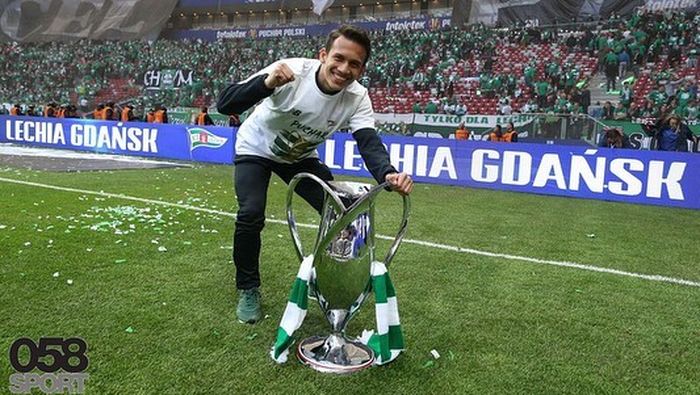 Pemain Lechia Gdansk, Egy Maulana Vikri, berfoto bersama trofi Piala Polandia 2019.