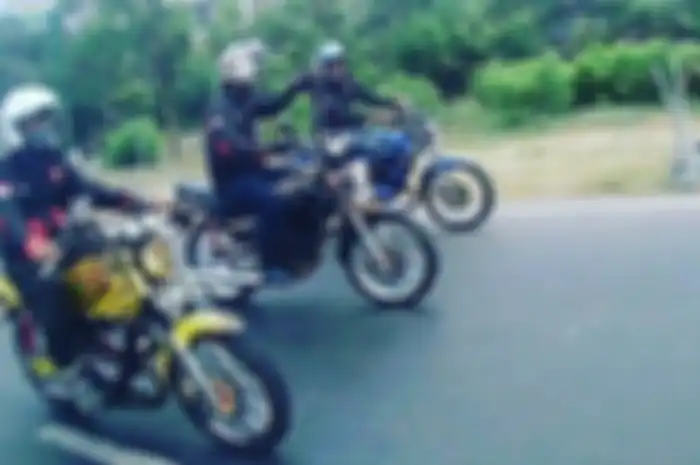 Ilustrasi pengendara motor Yamaha RX King