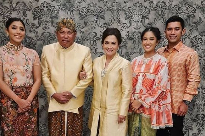 Keluarga Adiguna Sutowo. 