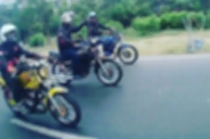 Ilustrasi pengendara motor Yamaha RX King (2-tak)