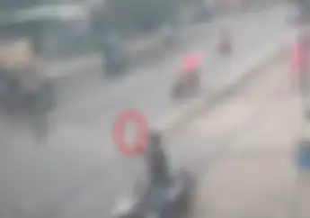 Acungkan Pistol, Maling Motor Santai Banget Bawa Kabur Motor di Narogong