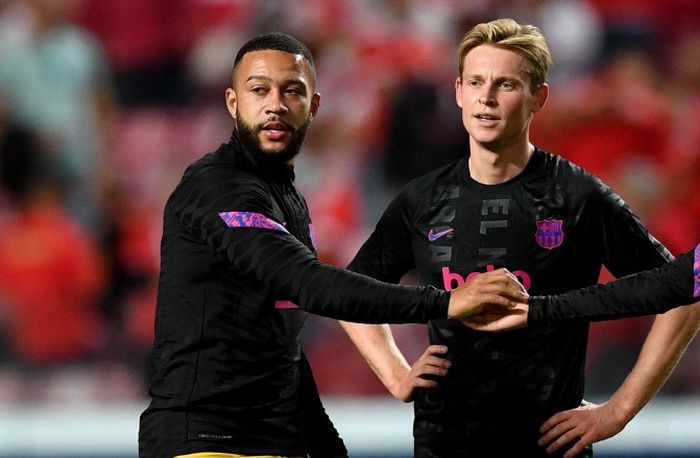 Memphis Depay (kiri ) dan Frenkie de Jong dalam sesi pemanasan Barcelona jelang duel Liga Champions lawan Benfica di Lisabon (29/9/2021).