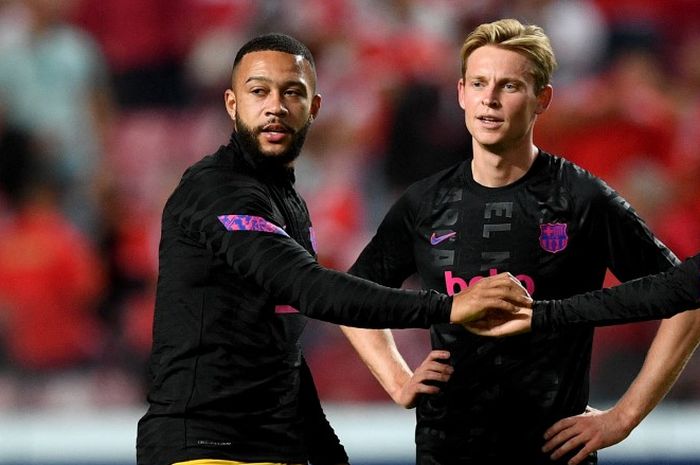 Memphis Depay (kiri ) dan Frenkie de Jong dalam sesi pemanasan Barcelona jelang duel Liga Champions lawan Benfica di Lisabon (29/9/2021).