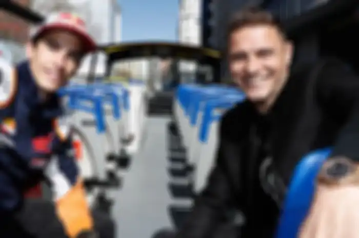 Marc Marquez kena tipu dibilang ada wawancara dengan wartawan asing, malah ketemu pesepak bolan idolanya, Joaquin Sanchez