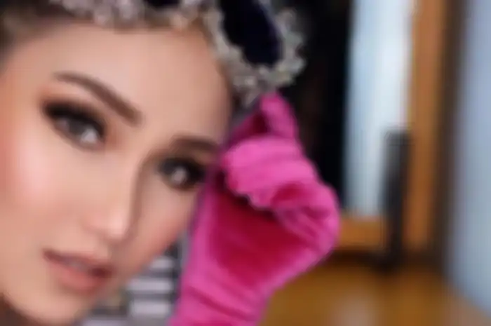 Berambut pirang ala cewek Korea, gaya Ayu Ting Ting dengan OOTD merah putih bikin pangling hingga banjir pujian. 