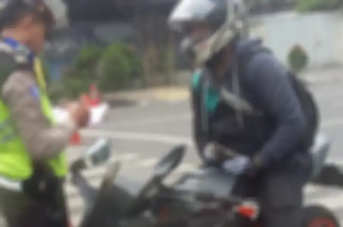 Pemotor motorsport ditilang karena tak memasang pelat nomor.