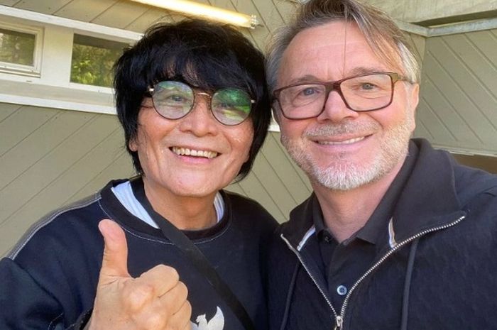 Philippe Troussier (kanan) menonton langsung Timnas U-23 Indonesia versus Guinea dalam play-off Olimpiade Paris 2024 di Clairefontaine, Prancis, 9 Mei 2024. Di sebelahnya adalah Choi Ju-young, dokter timnas Indonesia.