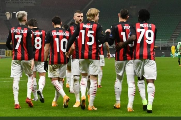 Para pemain AC Milan merayakan kemenangan atas Celtic di Liga Europa, Kamis (3/12/2020).