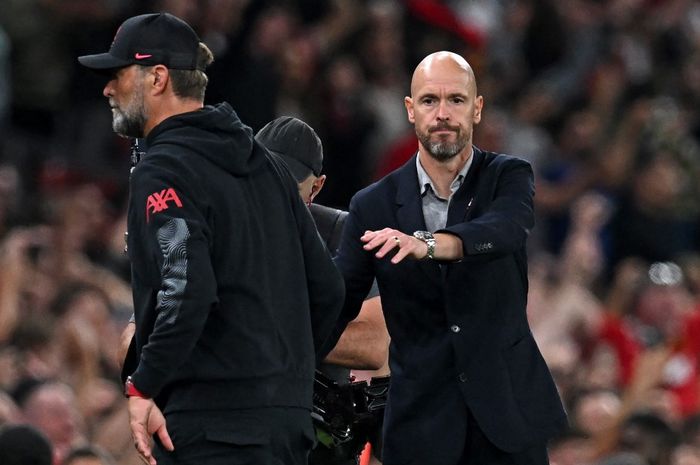 Pelatih Manchester United, Erik ten Hag (kanan), menyukai atmosfer penuh tekanan saat menghadapi Liverpool di Anfield dalam lanjutan Liga Inggris (5/3/2023).