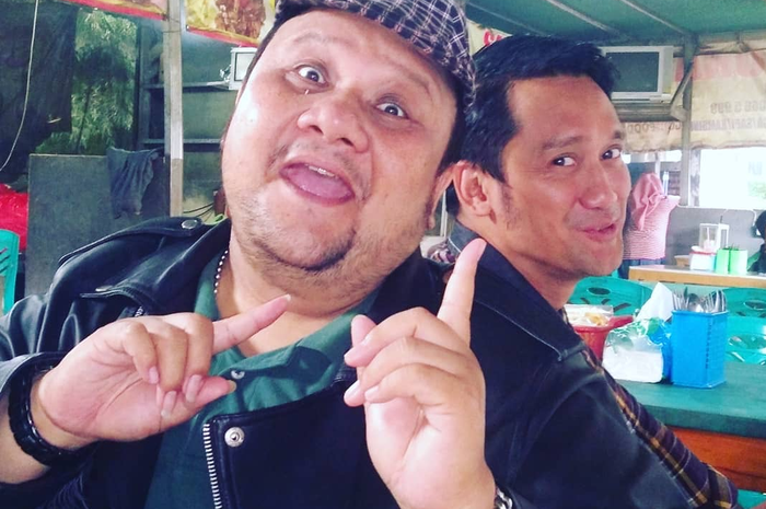 Sebelum meninggal dunia sendirian di rumahnya, komedian Rony Dozer mengaku kena santet. Tetangga mengungkap fakta mengejutkan.