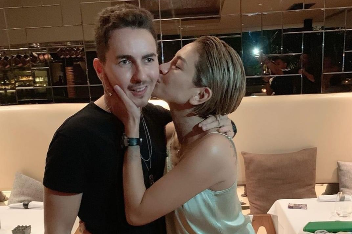 Nikita Mirzani pamer foto mengecup mesra pebalap MotoGP Jorge Lorenzo yang juga senior Marc Marquez. Billy Syahputra bongkar aibnya.