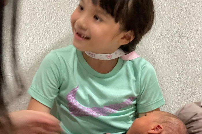 Netizen langsung berebut komentar di foto Gempi menimang adik Rafathar. Mereka begitu bahagia melihat Gempi yang sudah semakin besar. 
