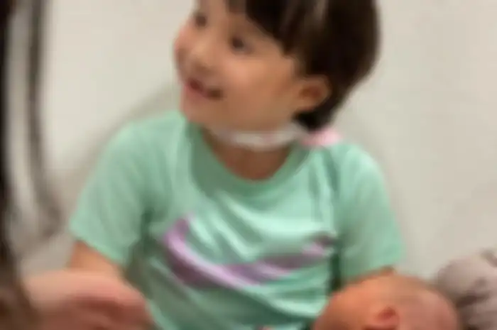 Netizen langsung berebut komentar di foto Gempi menimang adik Rafathar. Mereka begitu bahagia melihat Gempi yang sudah semakin besar. 