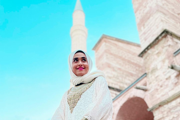 Gegara perbuatan rasisme itu, netizen ramai membahas bio Instagram yang dicantumkan Olvah. Foto finalis Puteri Indonesia ini juga dibahas.