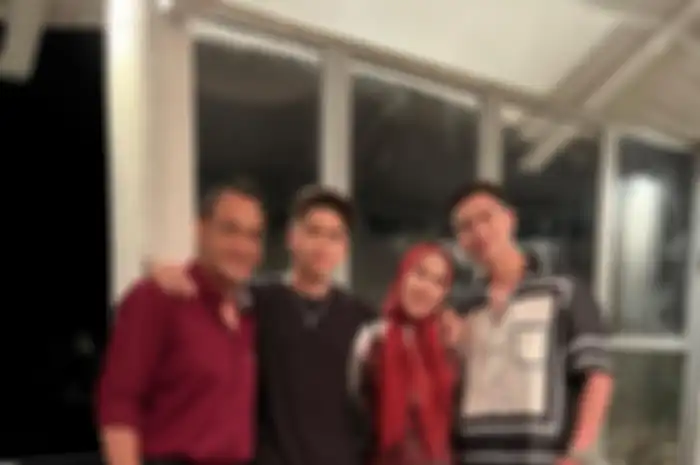 Verrel Bramasta memamerkan foto mesra Venna Melinda bareng Ferry Irawan di Instagram. Verrel beri celetukan, "nggak apa-apa juga kalo hamil."
