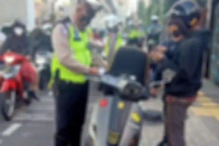 Apakah telat bayar pajak kendaraan bisa ditilang polisi saat razia.