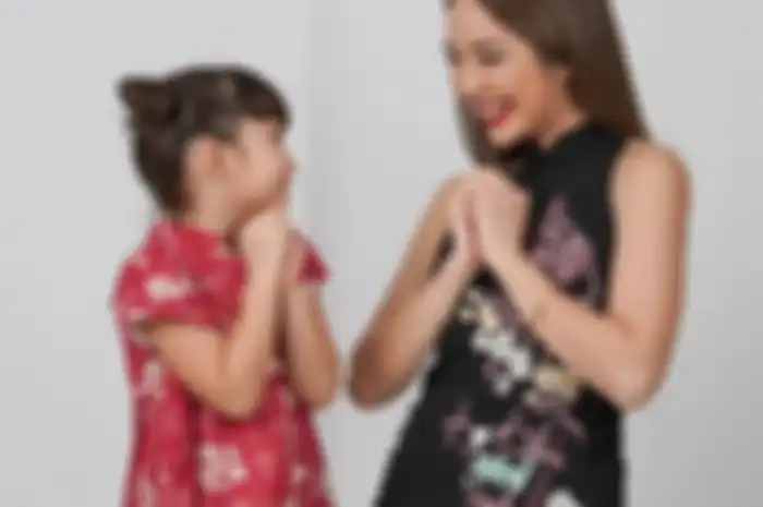 Gisel dan Gempi. Gisel yang tampak ogah memajang foto keluarga sendiri saat Imlek mengakui, ayahnya punya cara ibadah berbeda kepada Tuhan.