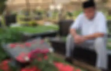 Foto Rano Karno Duduk di Atas Makam Ramai Dibahas, Rupanya Ada Pemeran Si Doel Anak Sekolahan yang Sudah Meninggal Tanpa Terekspos