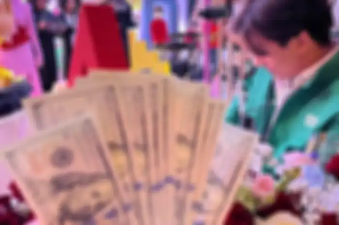 Foto Taqy Malik pamer uang dollar di acara ultah istri Juragan 99 sudah bikin heboh, netizen salfok pada penampakan teman dekat Ria Ricis.