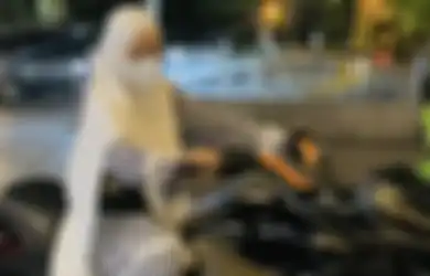 Foto Istri Ustaz Solmed Pamer Naik Motor ke Mall Jadi Sorotan, Netizen: Cuma Istrinya UAS yang Santun 