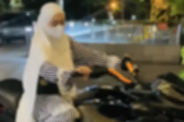 April Jasmine mengunggah gayanya saat ke mall dengan naik motor besar atau gede alias moge. Foto istri Ustaz Solmed jadi sorotan.