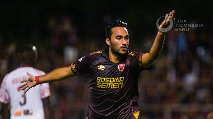 Striker PSM Makassar, Ezra Walian, merayakan gol yang dicetaknya ke gawang Persipura Jayapura pada laga tunda pekan keempat Liga 1 2019.