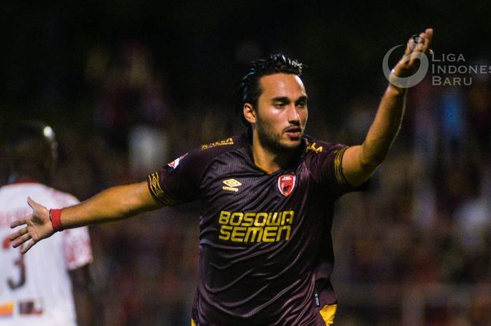 Striker PSM Makassar, Ezra Walian, merayakan gol yang dicetaknya ke gawang Persipura Jayapura pada laga tunda pekan keempat Liga 1 2019.