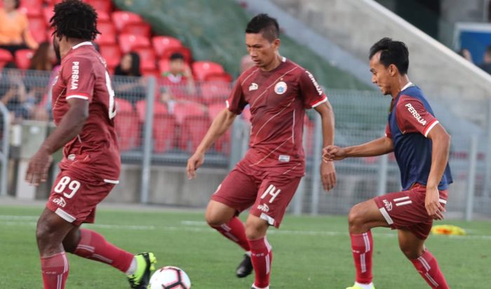 Septinus Alua, Ismed Sofyan, dan Novri Setiawan dalam official training Persija Jakarta di Stadion McDonald Jones, Newcastle, Australia, Senin (11/2/2019).