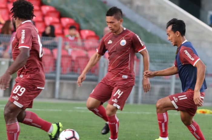 Septinus Alua, Ismed Sofyan, dan Novri Setiawan dalam official training Persija Jakarta di Stadion McDonald Jones, Newcastle, Australia, Senin (11/2/2019).