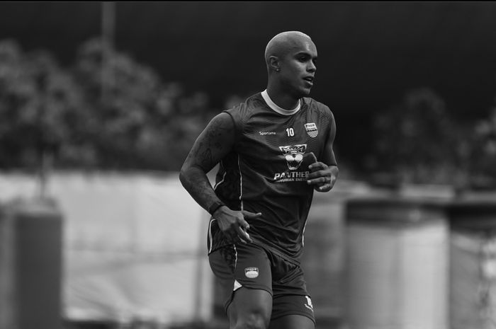 Gelandang Serang Persib Bandung, Wiliam Marcilio, belakangan jadi sorotan seusai dipulangkan Bojan Hodak dari Singapura usai lawan Lion City Sailors. Tim pelatih pun serahkan nasibnya ke manajemen.