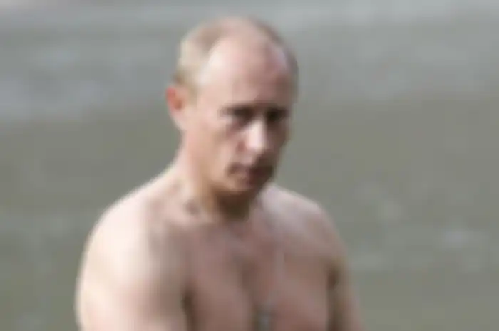Vladimir Putin saat tengah memancing.