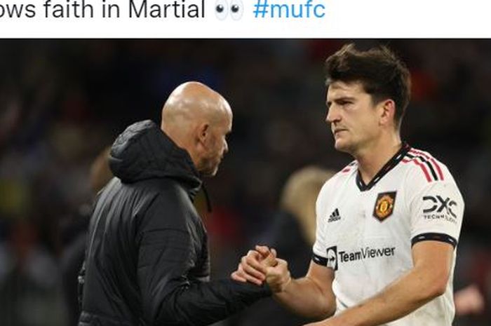 Pelatih Manchester United, Erik ten Hag, bersalaman dengan Harry Maguire.