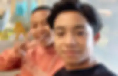 Adik Kandungnya Datang dari NTT dengan Pakaian Lusuh Bekas Miliknya, Betrand Peto Lakukan Hal Tak Terduga Ini: Tunggu Sini Ya Kevin...