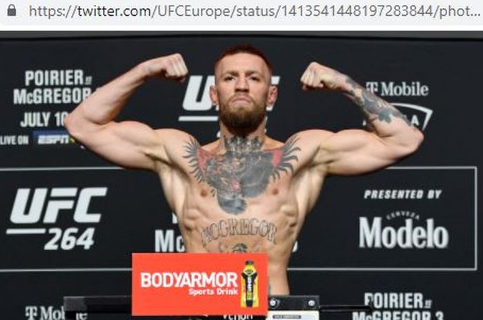 Petarung kelas ringan UFC, Conor McGregor, saat melakoni proses timbang badan UFC 264.