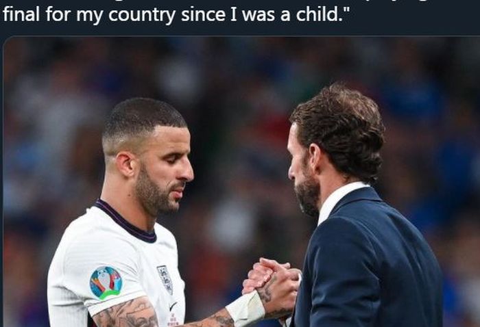 Kyle Walker bersalaman dengan pelatih timnas Inggris, Gareth Southgate, pasca-final Euro 2020 kontra Italia, 11 Juli 2021.