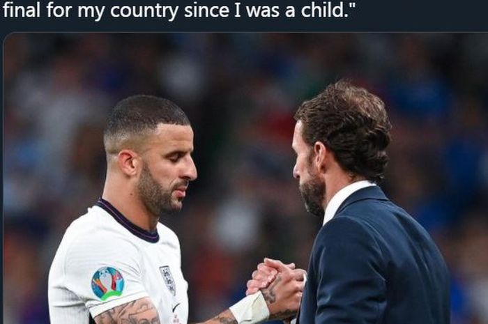 Kyle Walker bersalaman dengan pelatih timnas Inggris, Gareth Southgate, pasca-final Euro 2020 kontra Italia, 11 Juli 2021.