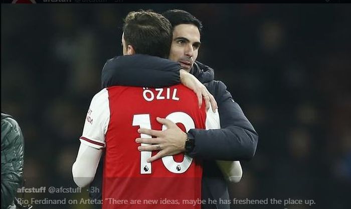 Mikel Arteta memeluk Mesut Oezil dalam pertandingan Arsenal vs Manchester United di Stadion Emirates, London, 1 Januari 2020.