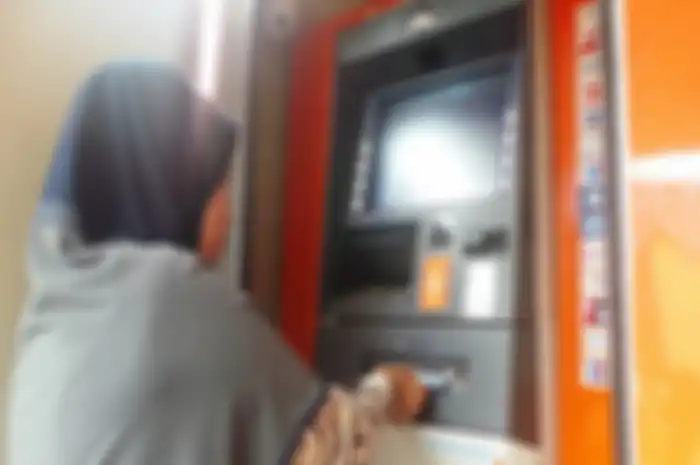 Libur di rumah santai sambil nunggu uang bantuan Rp 900 ribu sampai Rp 3 juta masuk ke rekening.