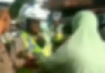 Tegang, Enggak Terima Ditilang, Emak-emak Ngamuk Rampas SIM yang Dipegang Polisi