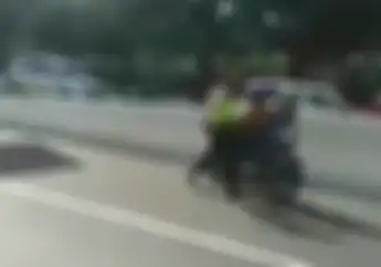 Tegang, Penangkapan Pemotor yang Nekat Melintas di Jalan Layang Casablanca, Polisi Nyaris Tertabrak