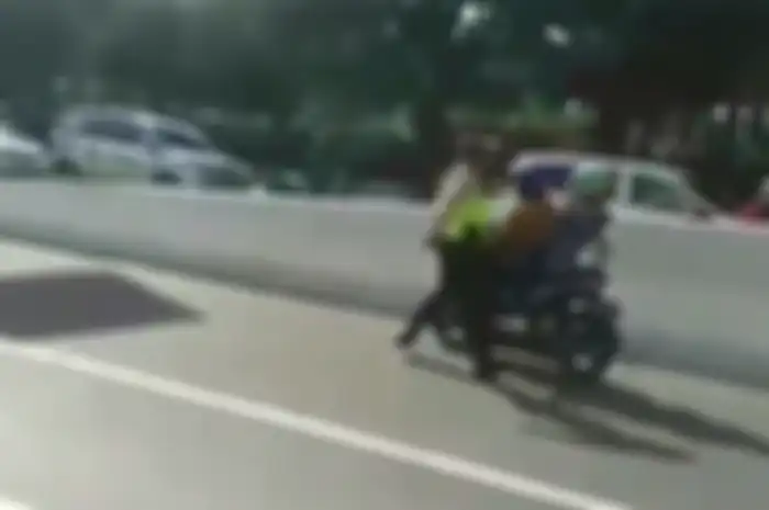 Pemotor nekat melintas di JLNT Casablanca dikepung polisi.