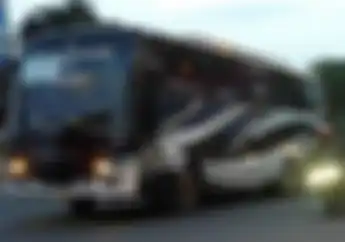 Street Manners: Pemotor Sering Jatuh dan Terlindas Saat Menyalip Bus atau Truk, Begini Anjuran Pakar Safety Riding
