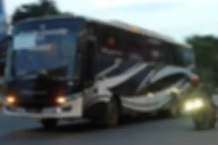 Ilustrasi pemotor mendahului kendaraan besar (bus).