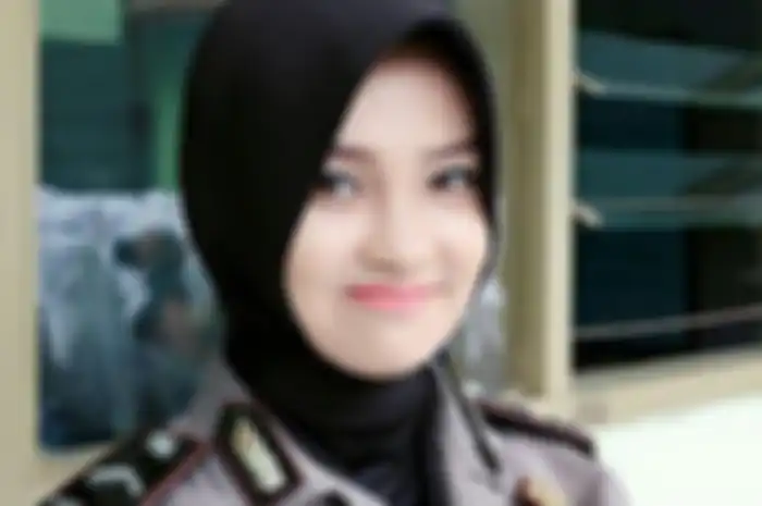 Polwan cantik berhijab.