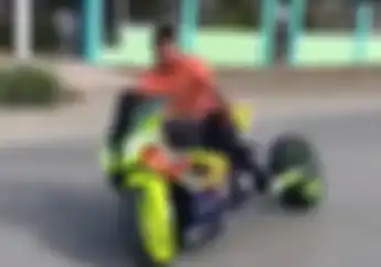 Alus.. Video Bikers Pamer Teknik Drifting Pakai Superbike, yang Bawa Mobil Aja Digocek