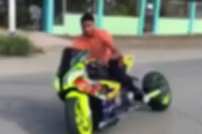 Drifting alus dengan motor yang sudah dimodifikasi